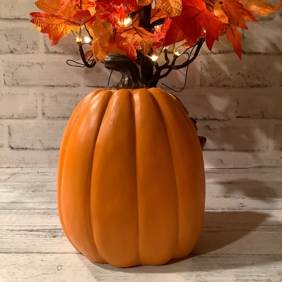 Resin Pumpkin LED With 4 Gnomes Climbing Grape Vine - Picture 5 of 9